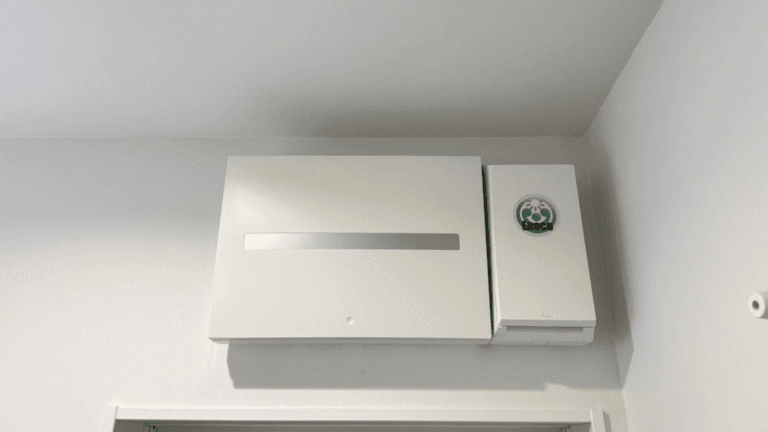 壁に設置されたEneco®専用分電盤
